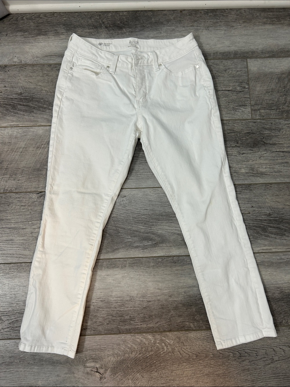 a.n.a Women's White Straight Leg Skinny Crop Jeans